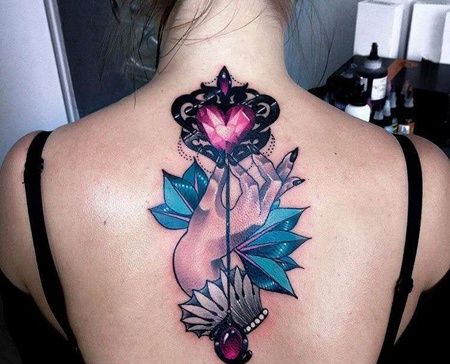 New School后背手宝石纹身图案