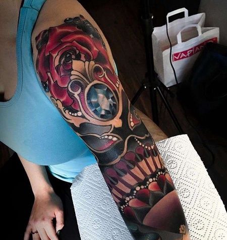 New School大臂玫瑰宝石纹身图案