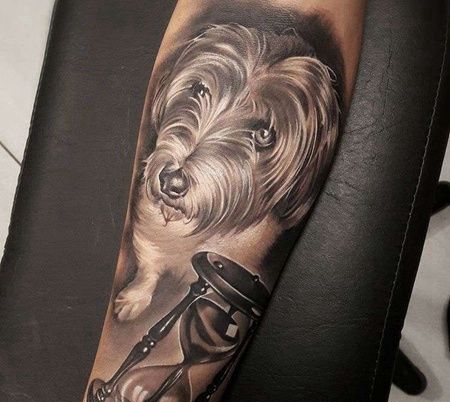 写实小臂狗沙漏纹身图案