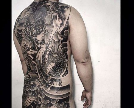 新传统后背风神龙纹身图案