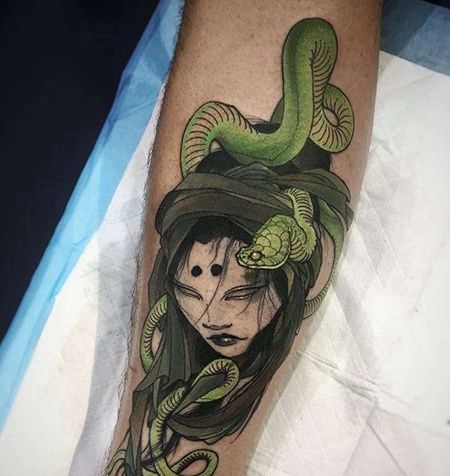 New School小腿女人蛇纹身图案