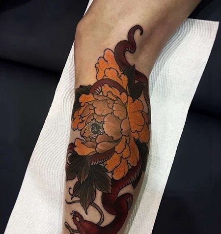 新传统小腿牡丹蛇纹身图案