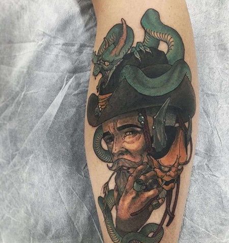 New School小腿牛仔蛇纹身图案