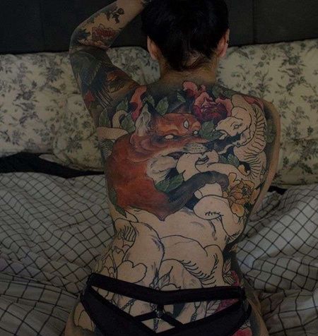 New School后背蛇狐狸纹身图案