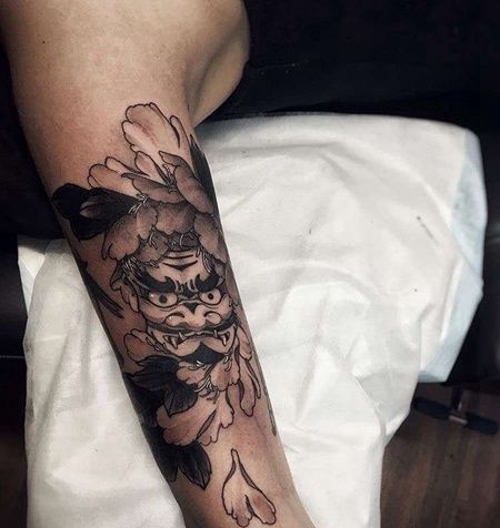 新传统大臂牡丹达摩蛋纹身图案