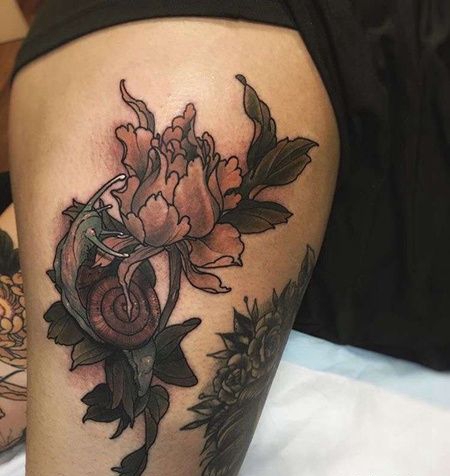 New School大腿蜗牛牡丹纹身图案