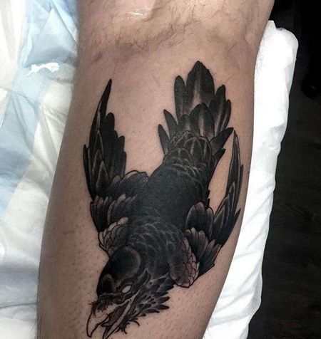 新传统小腿乌鸦纹身图案