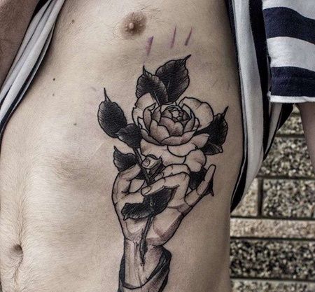 New School侧腰手玫瑰纹身图案