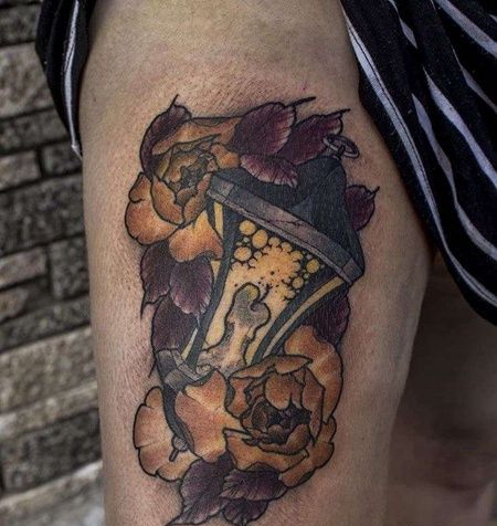 New School大腿玫瑰灯笼纹身图案