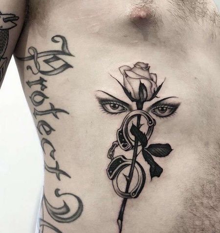 侧腰玫瑰手铐眼睛纹身图案