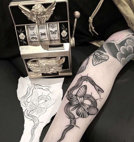 小臂蛇蝴蝶铁蒺藜纹身图案