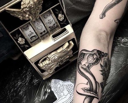 小臂蛇心纹身图案