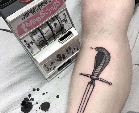 小腿匕首蛇纹身图案