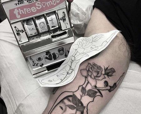 小腿面具瓶子玫瑰纹身图案