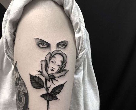 大臂眼睛玫瑰面具纹身图案