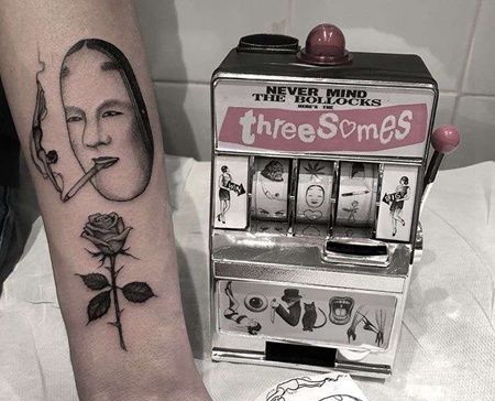 小臂面具玫瑰纹身图案