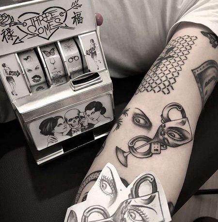 小臂酒杯手铐眼睛纹身图案