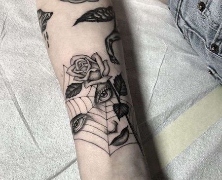 小臂玫瑰蜘蛛网纹身图案