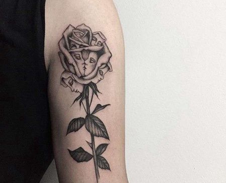 大臂玫瑰女人纹身图案