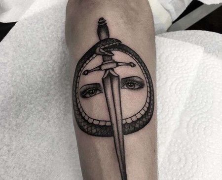 小臂匕首蛇眼睛纹身图案