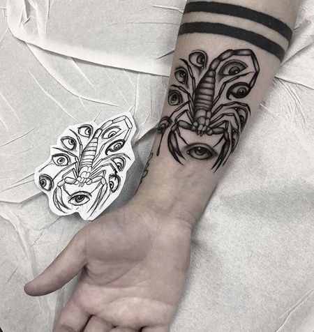 小臂蝎子眼睛纹身图案