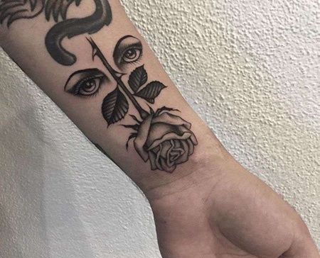 小臂眼睛玫瑰纹身图案