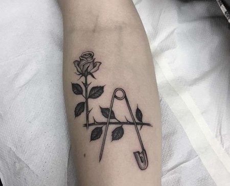 小臂玫瑰曲别针纹身图案