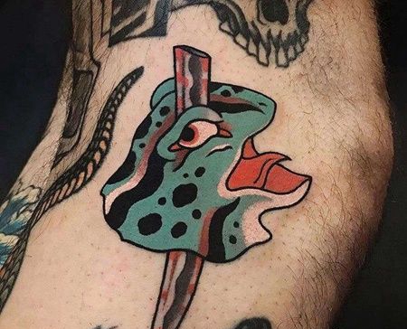 日式小腿青蛙匕首纹身图案