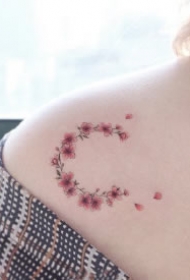 女孩子锁骨纹身 小清新的9款女生锁骨纹身图案