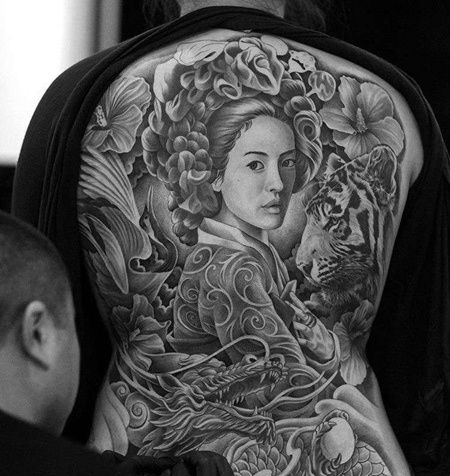 写实后背女人老虎龙纹身图案