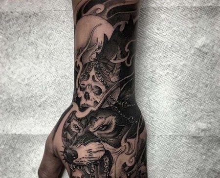 新传统手背狼纹身图案