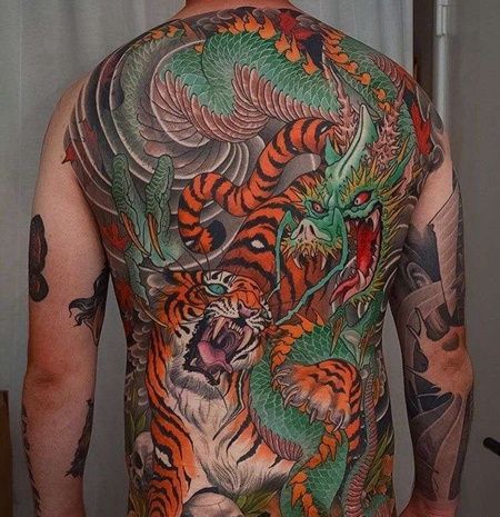 新传统后背老虎龙纹身图案
