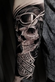 一组写实风格的骷髅纹身图案