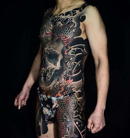 日式前胸腹部骷髅龙纹身图案