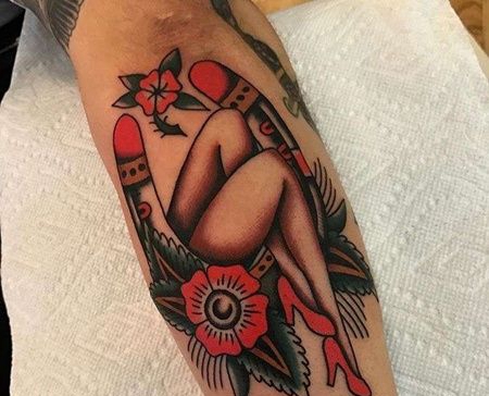 Old School小臂女人马蹄铁纹身图案