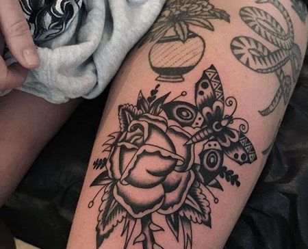 Old School大腿玫瑰蝴蝶纹身图案