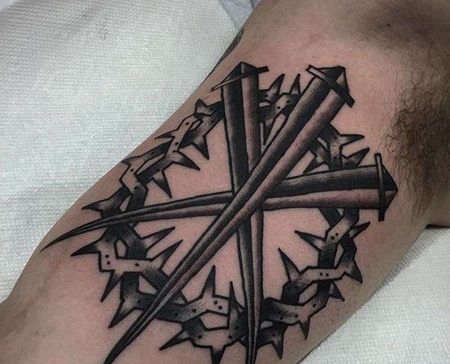 Old School大臂铁蒺藜钉子纹身图案