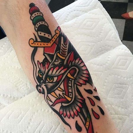 Old School小臂龙匕首纹身图案