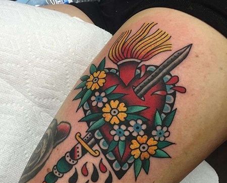 Old School大腿心匕首纹身图案