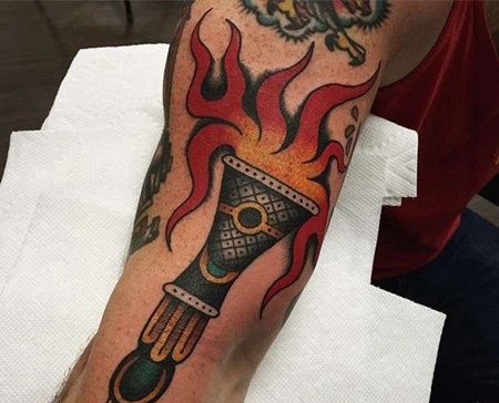 Old School胳膊火炬纹身图案