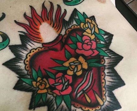 Old School胸下心纹身图案