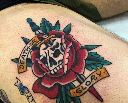 Old School大腿玫瑰骷髅匕首纹身图案