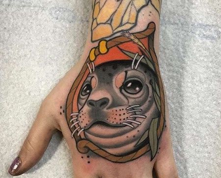 New School手背海豹纹身图案