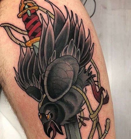 New School小腿匕首鸟纹身图案