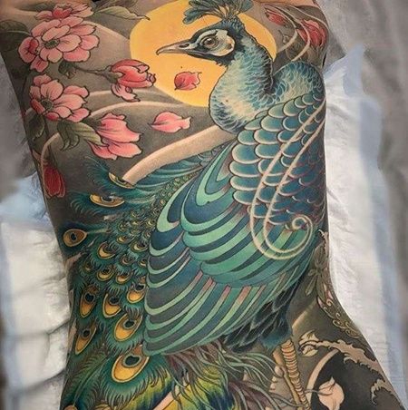 新传统后背孔雀纹身图案
