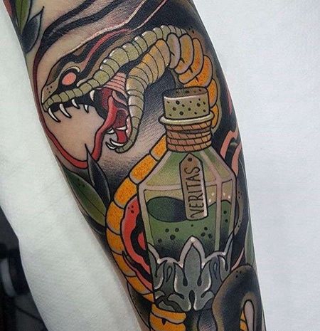 New School小臂蛇瓶子纹身图案