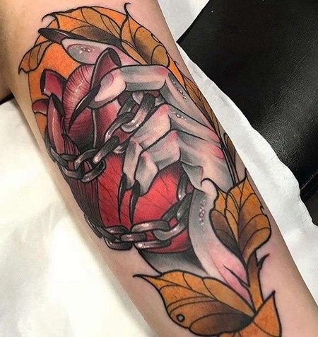 New School大臂手心脏纹身图案