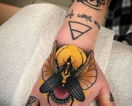 New School手背甲虫纹身图案