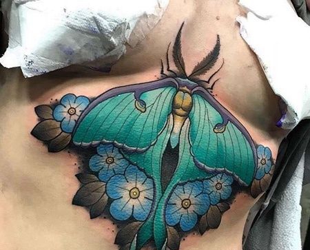 New School胸下蝴蝶纹身图案