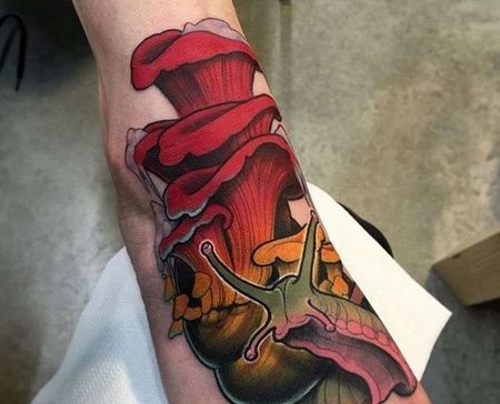 New School脚背蜗牛纹身图案